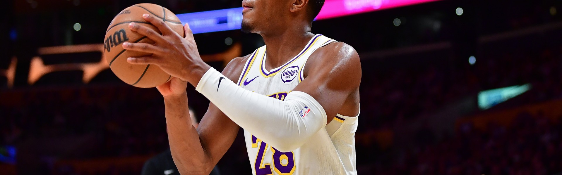 这么大的火气！八村塁和贾巴里·沃克卡位时较劲 发生小推搡