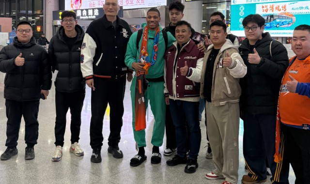 开云体育-山东外援动态更新！小外约翰逊已注册可出战，大外琼斯将伤停一场