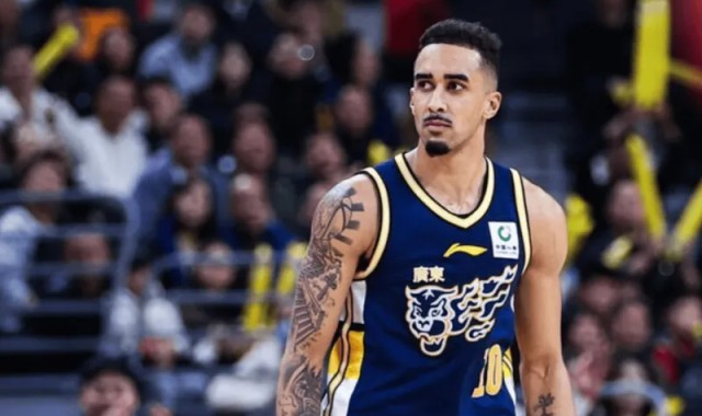 开云-奎因半场10中2，三分5中0得到4分3篮板4助攻1抢断1盖帽