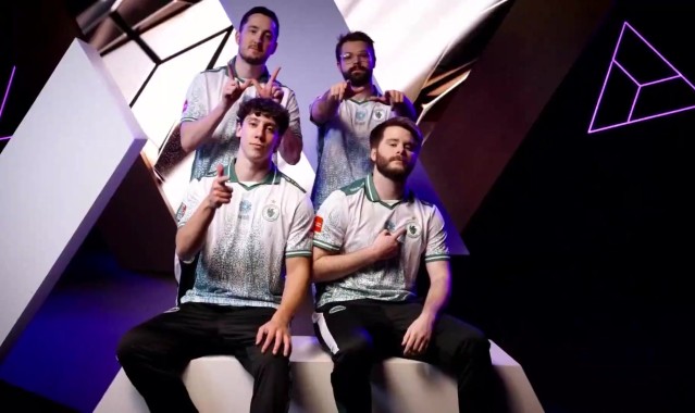 开云官网-C罗出席电竞世界杯闭幕式，作为赛事全球大使向夺冠战队颁奖